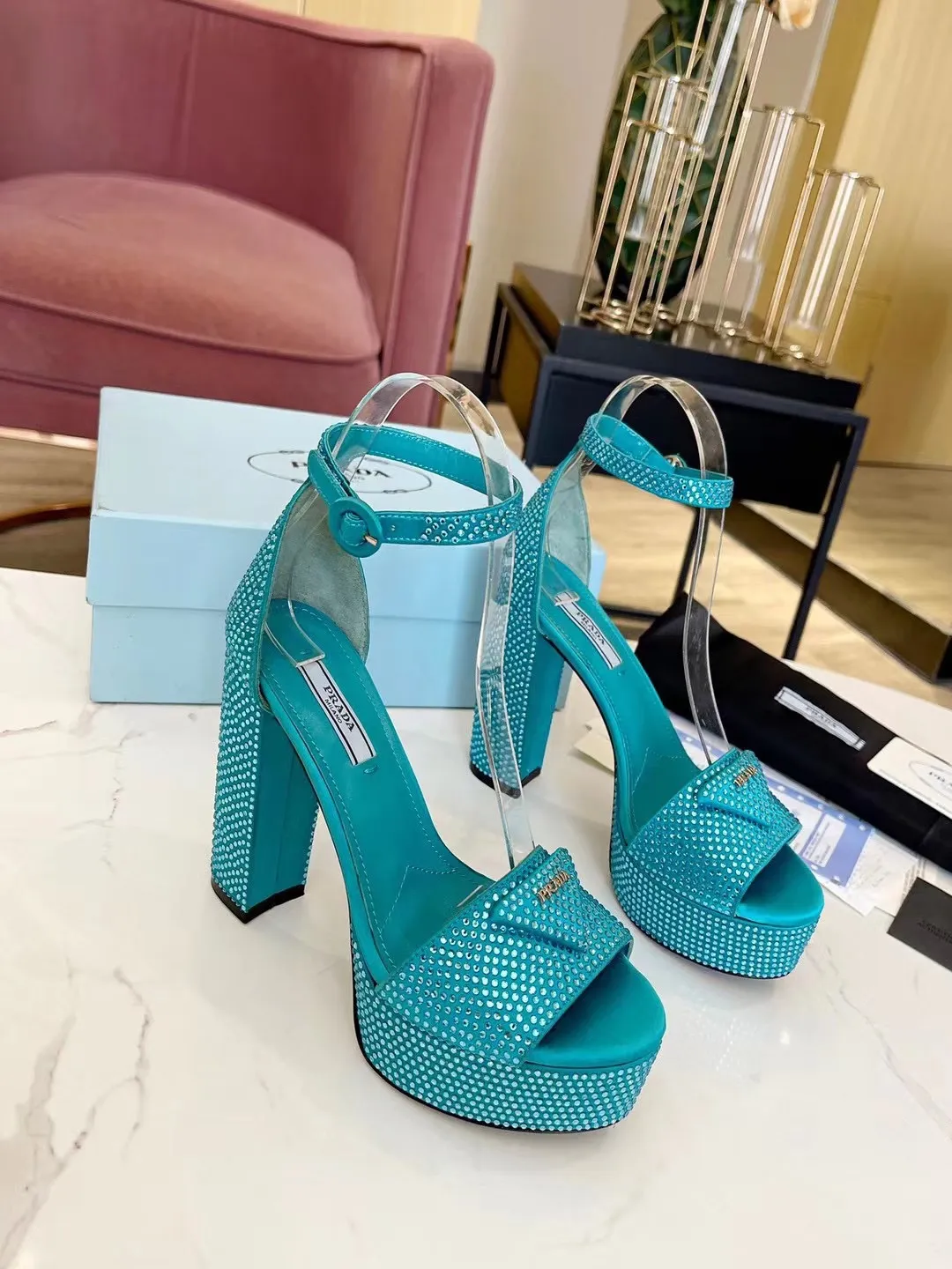 👟👟Ex-factory price 600👟👟 (imitation leather bottom-20) 👉New arrival👈Remove the original board and make a 1:1 replica‼ ️The highest version ✅ Prada's early spring catwalk hot style 😘The latest spring model Thick heel water platform rhinestone series (genuine leather outsole) (simulated leather sole) A must-have for goddesses The upper and the feet are super beautiful 👉The upper is made of imported open-edge beaded cowhide, soft and textured, lining + foot pads, imported sheepskin, breathable and comfortable, private model water platform, heel platform 3.5M, heel height 11.5M Code number 35M-39M (34 40 414243 (custom-made, non-refundable and non-exchangeable)